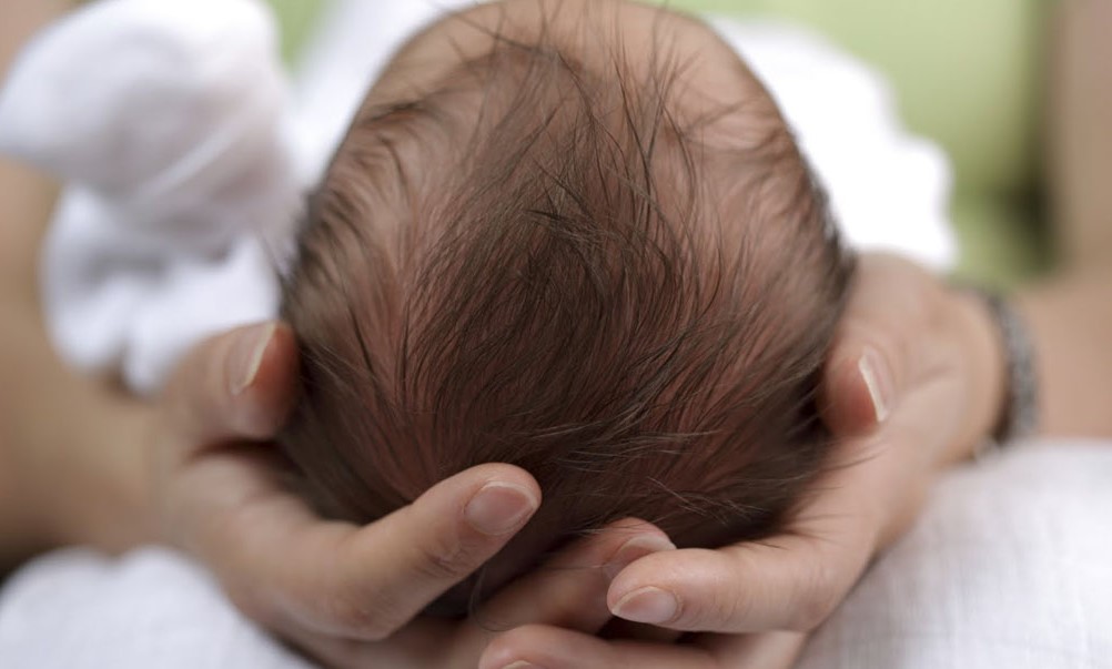 Cách nắn Đầu cho trẻ sơ sinh Đầu méo ghẹ cũng tròn vành vạch Cách nắn Đầu mang đến trẻ sơ sinh Đầu méo lép cũng tròn vành vạch