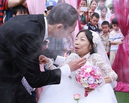 Chuyện tình cổ tích ban đầu ở một nhân loại khác Chuyện tình cổ tích bắt đầu ở một trái đất khác